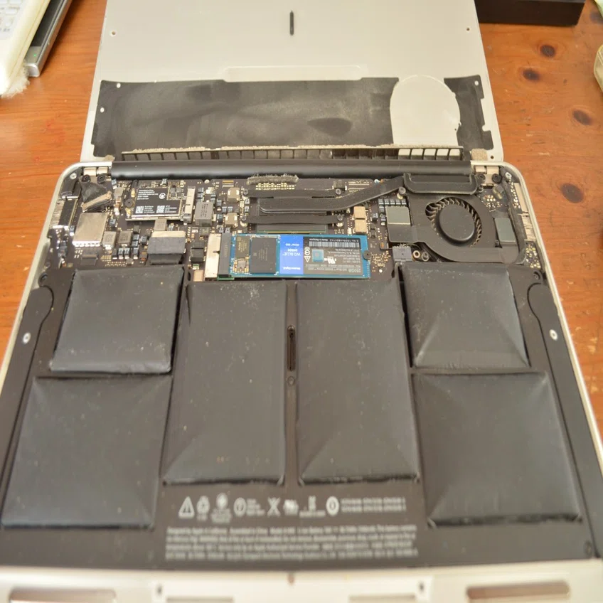 盛り上がったMacBook Air 11inchのバッテリーを交換した｜ザブ