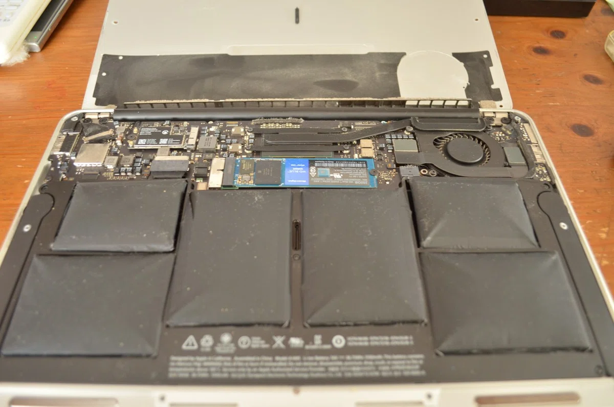 盛り上がったMacBook Air 11inchのバッテリーを交換した｜ザブ