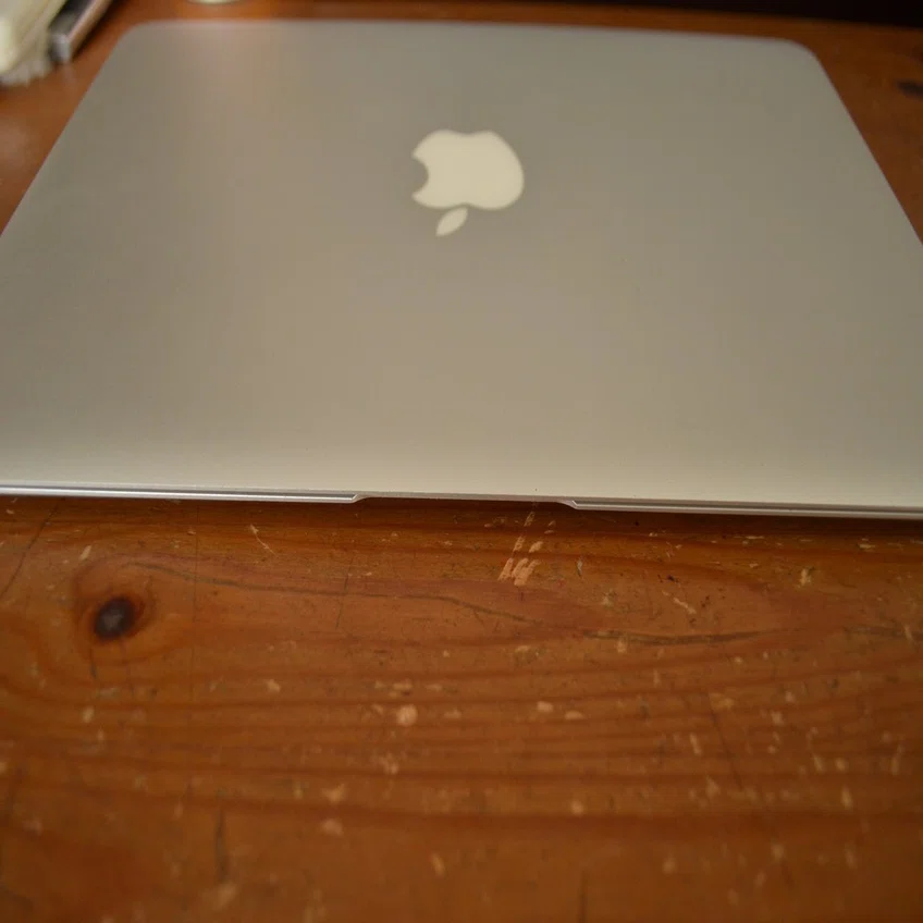 盛り上がったMacBook Air 11inchのバッテリーを交換した｜ザブ