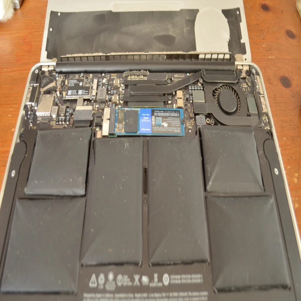 盛り上がったMacBook Air 11inchのバッテリーを交換した｜ザブ
