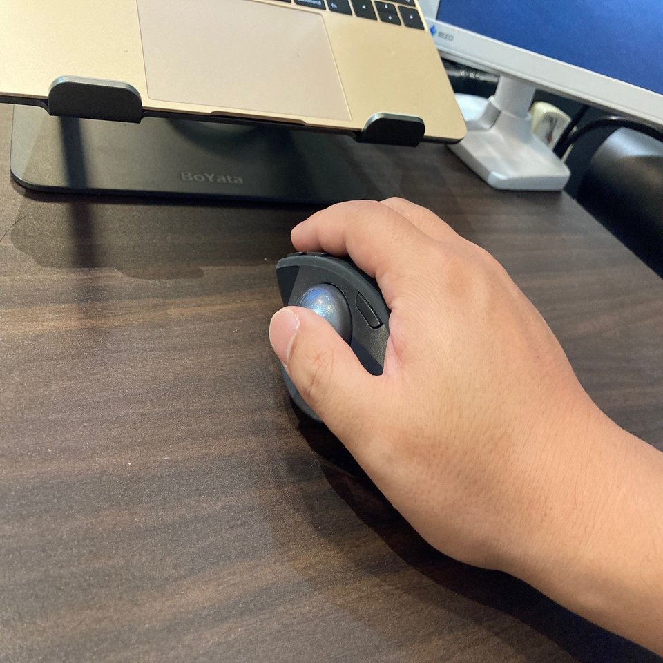 ひたすら自分に優しい道具を揃えたら、お店のデスク環境が「無重力」に