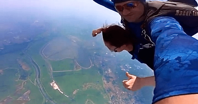 スカイダイビングは 人生観が変わる Hua Note