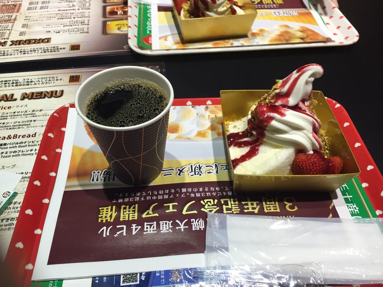大通公園の 北海道お菓子フェア 来てます これは 石屋製菓 の 白い恋人ソフトと白いロールケーキ ベリーソースを添えて 白い恋人 のクリームソフトとふんわりしたロールケーキにベリーソースの酸味が絡ん かーる Note