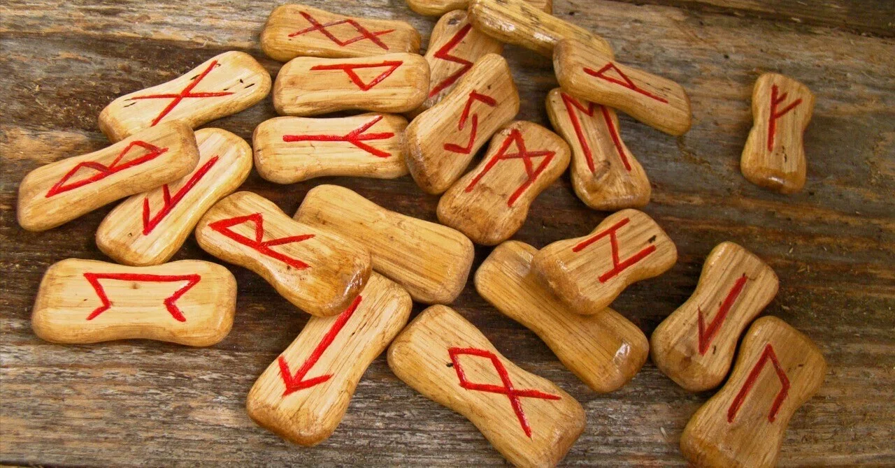 The Difference Between Lithomancy and Rune Divination | Comparing ...