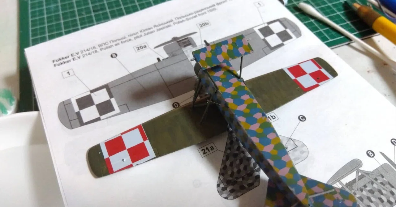 Fokker E.V/D.VIII (Roden 1/72) #7 - Applying Decals Part 2｜はりす筆塗りぷらも
