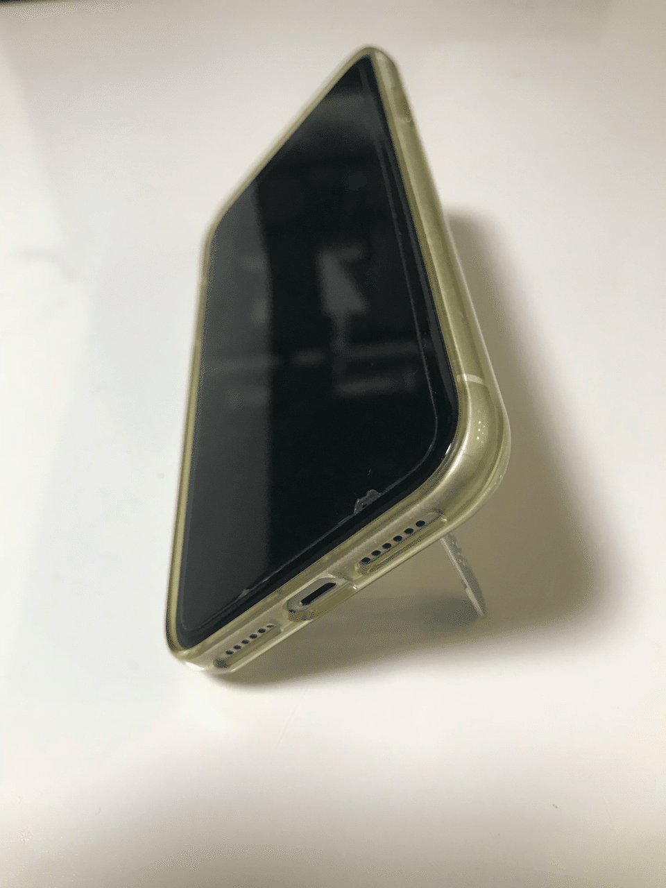 縦置きも横置きも出来るスマホスタンドの決定版を見つけた Spigen キックスタンド グライフ モノで暮らしをgood Lifeに Note