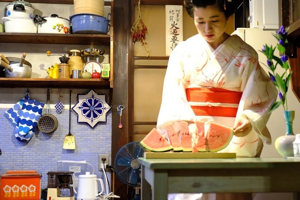 京町家で日本髪暮らし】1日目：錺屋さんで「舞妓さんちのまかないさん