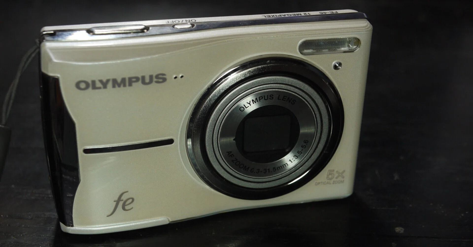 オールドコンデジ図鑑【#49】OLYMPUS FE-46｜単3電池で気軽に楽しめる