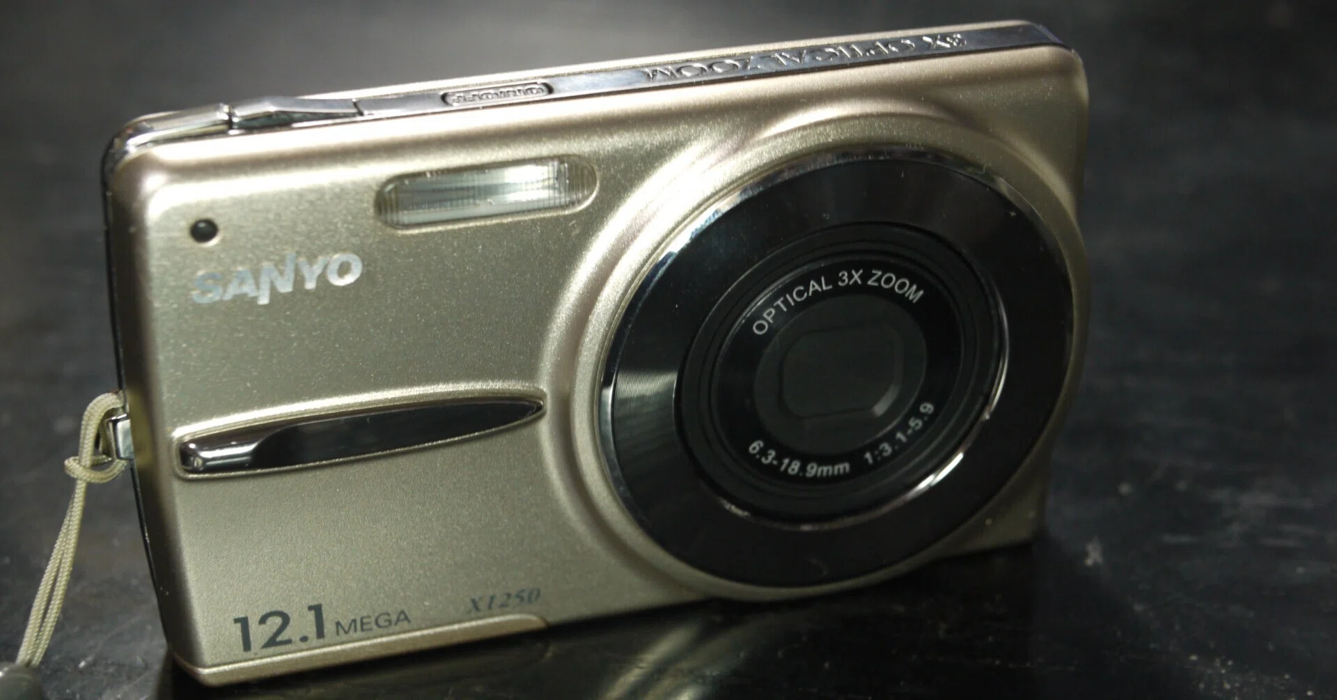 オールドコンデジ図鑑【#50】SANYO DSC-X1250｜薄型ボディに1210万画素