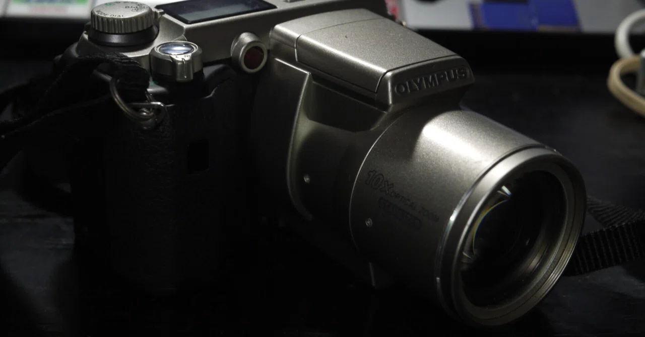 Old Compact Digital Camera Encyclopedia [#60] OLYMPUS CAMEDIA C-2100 ...