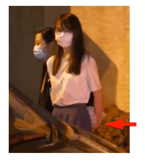周庭さん 後ろ手で手錠をされてない可能性 上田24 Note 周庭さん 後ろ手で手錠をされてない可能性 上田24 Note