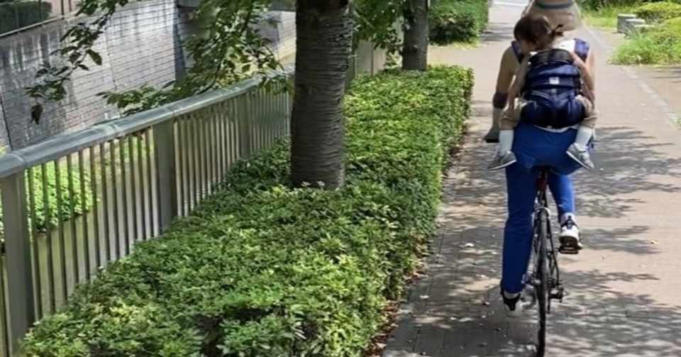 おんぶして自転車に乗る場合でも ヘルメットは必要です 小子 Note