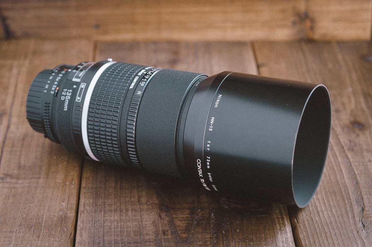 そもそもレンズフードって必要? 「AF DC-NIKKOR 135mm F2D」の そもそもレンズフードって必要? 「AF DC-NIKKOR 135mm F2D」の