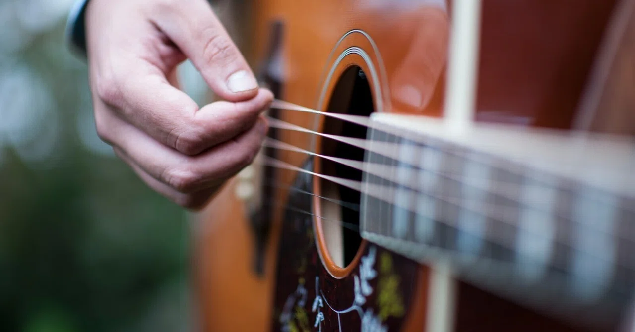 Before Acoustic Guitar Beginners Give Up Because They 'Can't Press the ...