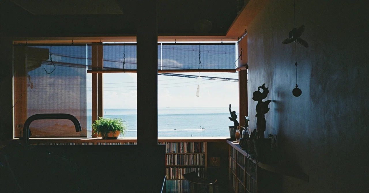 At a small architectural design office with a view of the sea｜一色優