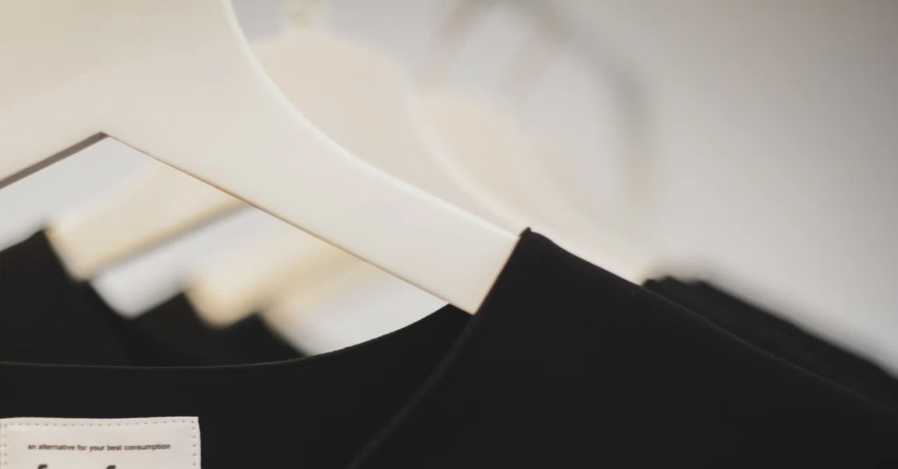Poem: Changing Clothes｜e.