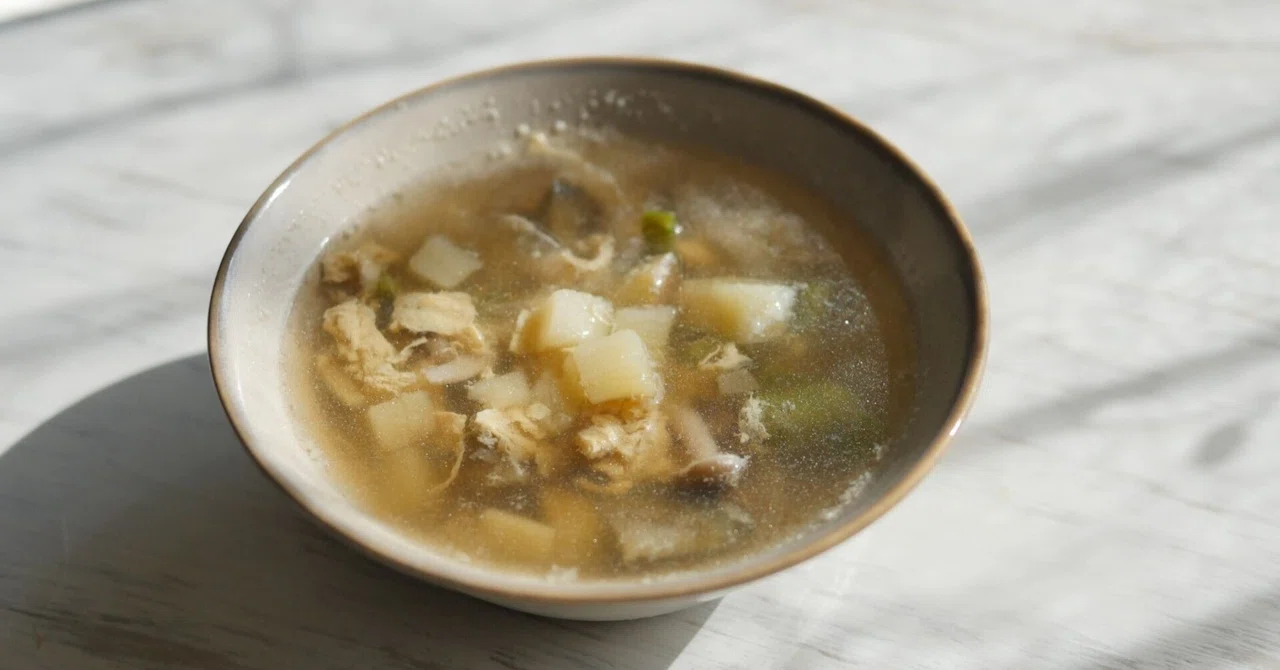 玉ねぎとしめじの野菜スープ。うま味は、かけ算でできている。