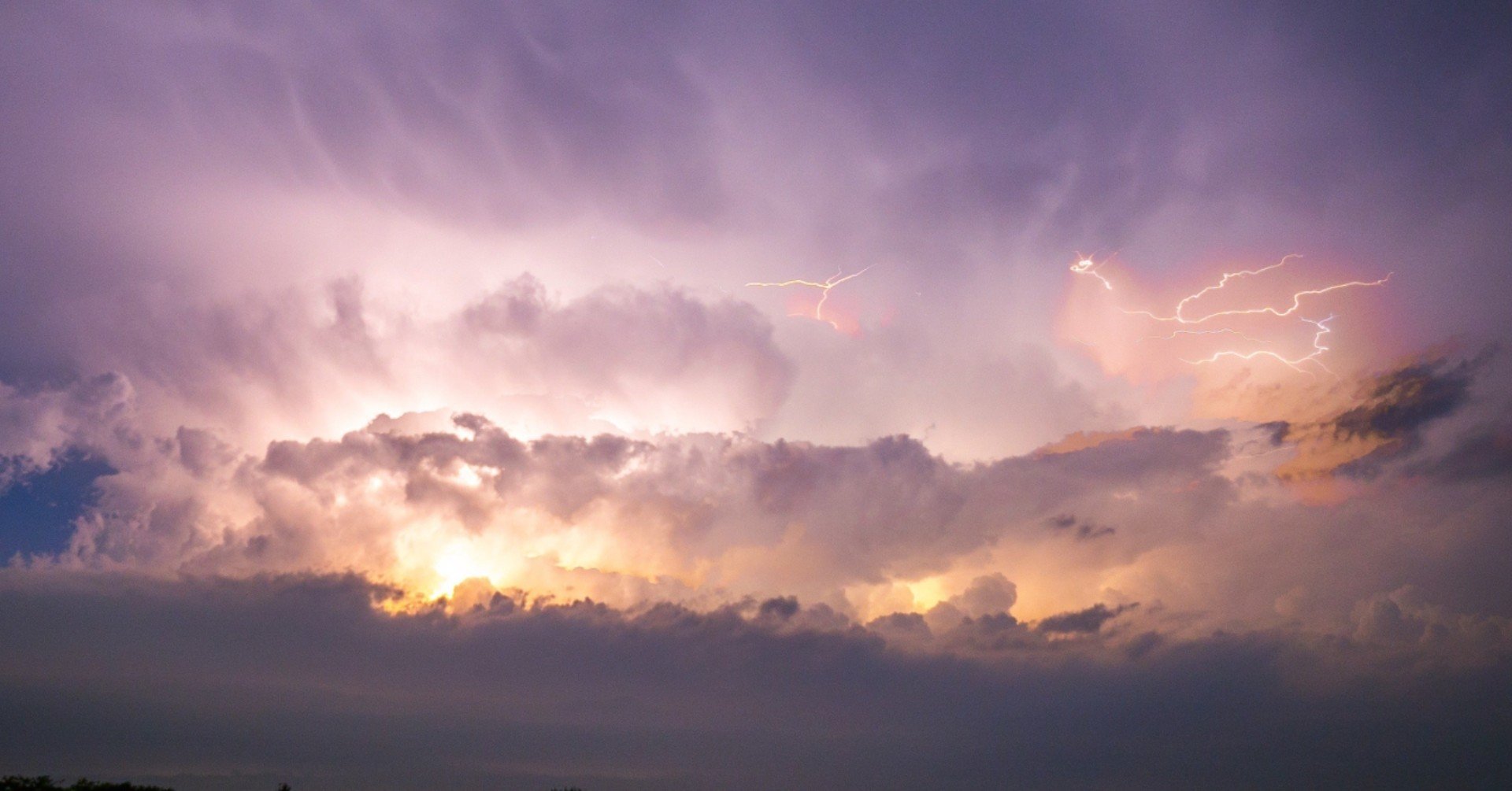 やるせなく雷雲来たりて夏終わる 十六夜 Note やるせなく雷雲来たりて夏終わる 十六夜 Note