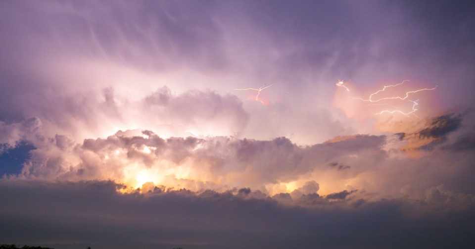 やるせなく雷雲来たりて夏終わる 十六夜 Note