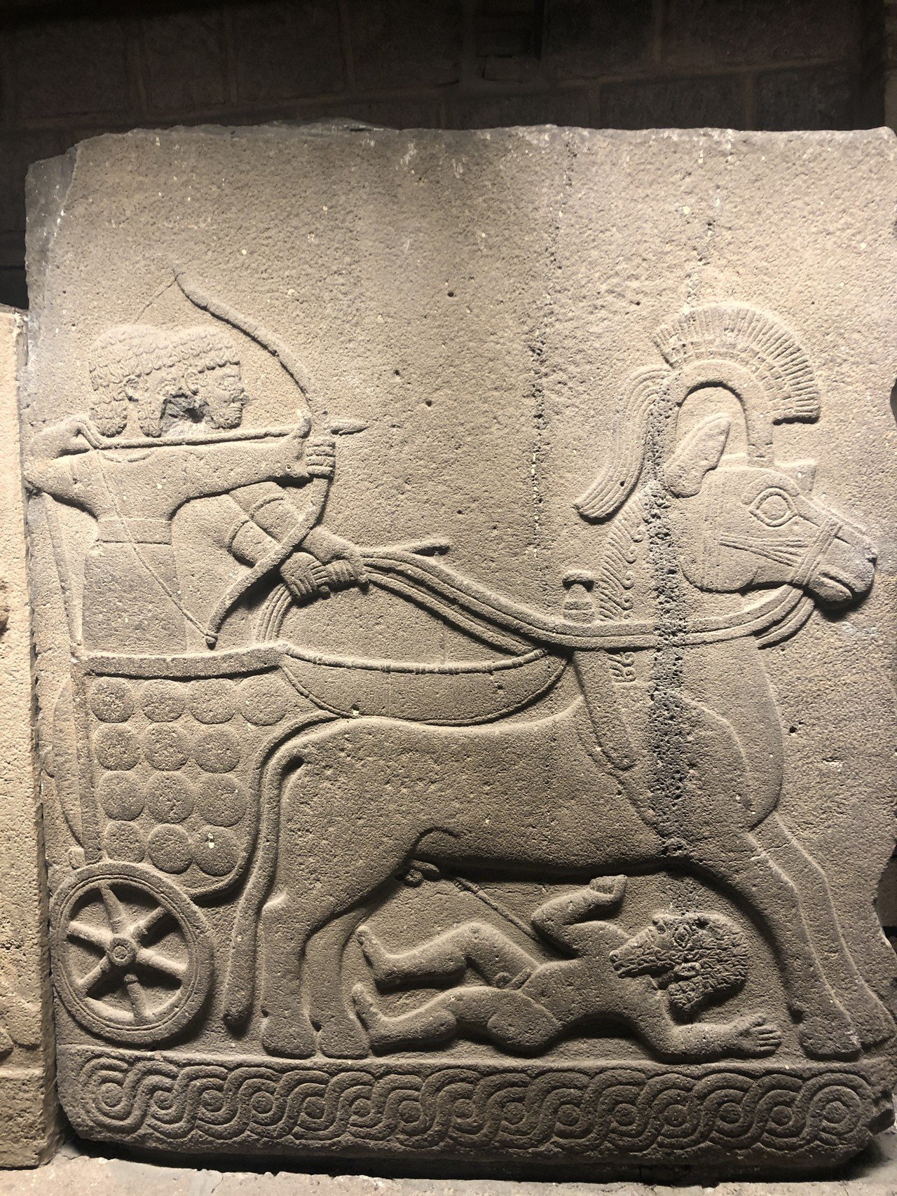 牡鹿と牡牛の青銅像　サンデスク　トルコアンカラ　ヒッタイト　ハンテアン文明初期青銅時代　アンティーク　レプリカ　ｑ20　 小さな偶像たちが炉を囲むようにずらり！ トルコの遺跡で発見された