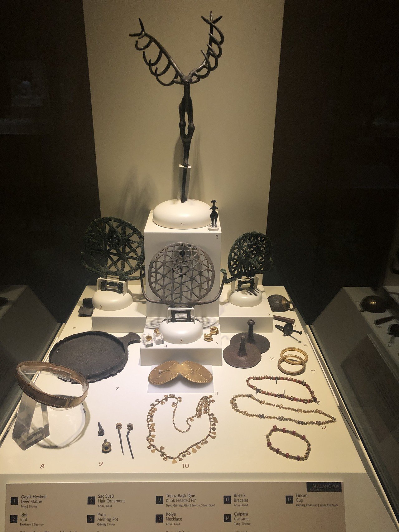 牡鹿と牡牛の青銅像　サンデスク　トルコアンカラ　ヒッタイト　ハンテアン文明初期青銅時代　アンティーク　レプリカ　ｑ20　 小さな偶像たちが炉を囲むようにずらり！ トルコの遺跡で発見された