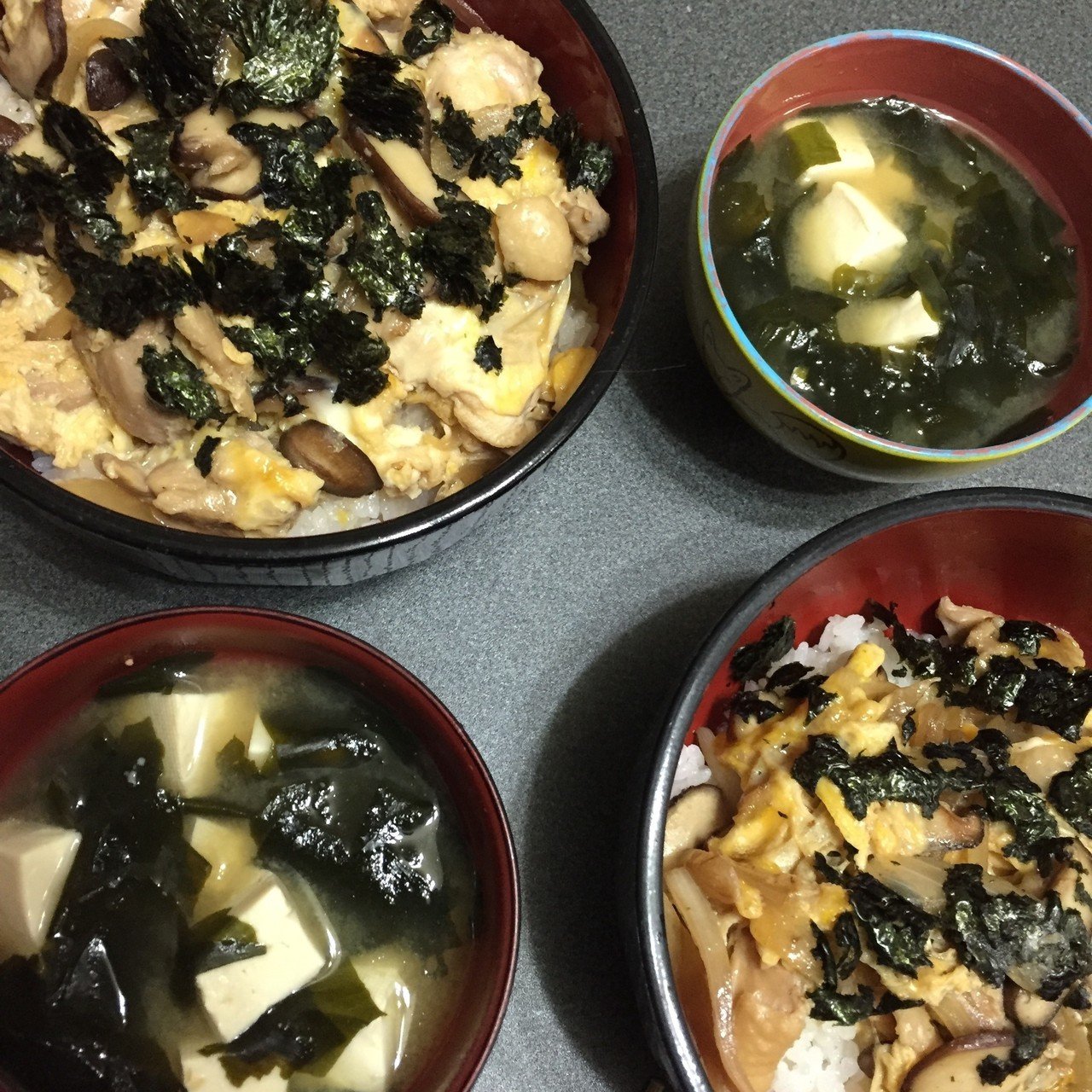 今日のおうちごはん 親子丼 お味噌汁 今日は夕方から疲れがどっと来て 簡単に済ませました 息子の大会で 朝も早かったしね 明日も早起きです 夜ご飯 主婦 料理 あおにーな Note