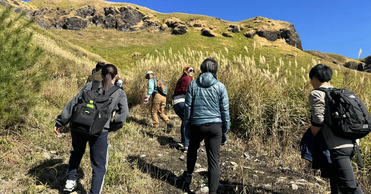 [Newspaper Impressions: October 15] 17 people inspect Aso's mountain ...