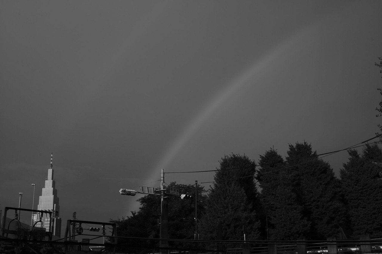 365日ライカ：143 モノクロの虹と「無加工でこの色です」の無意味