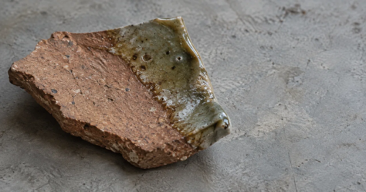 A luster born from ash. A closer look at the surface of Shigaraki ware ...