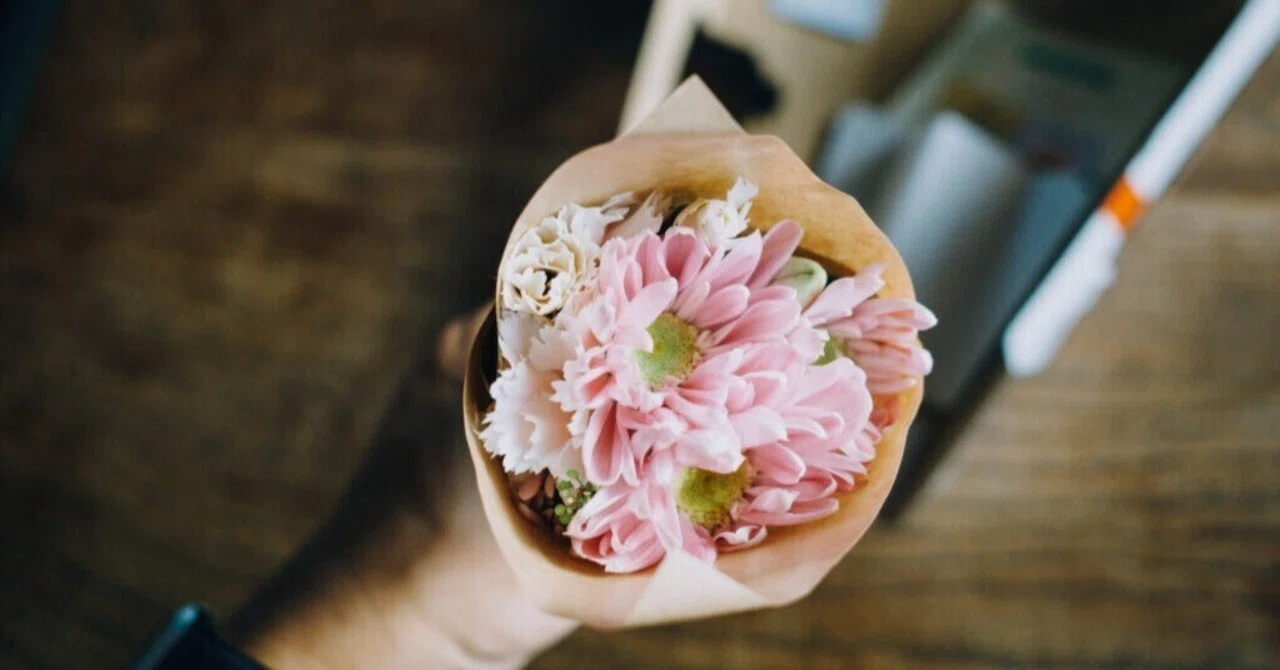 When I opened the Bloomee box, there was a small pink bouquet｜HAREO