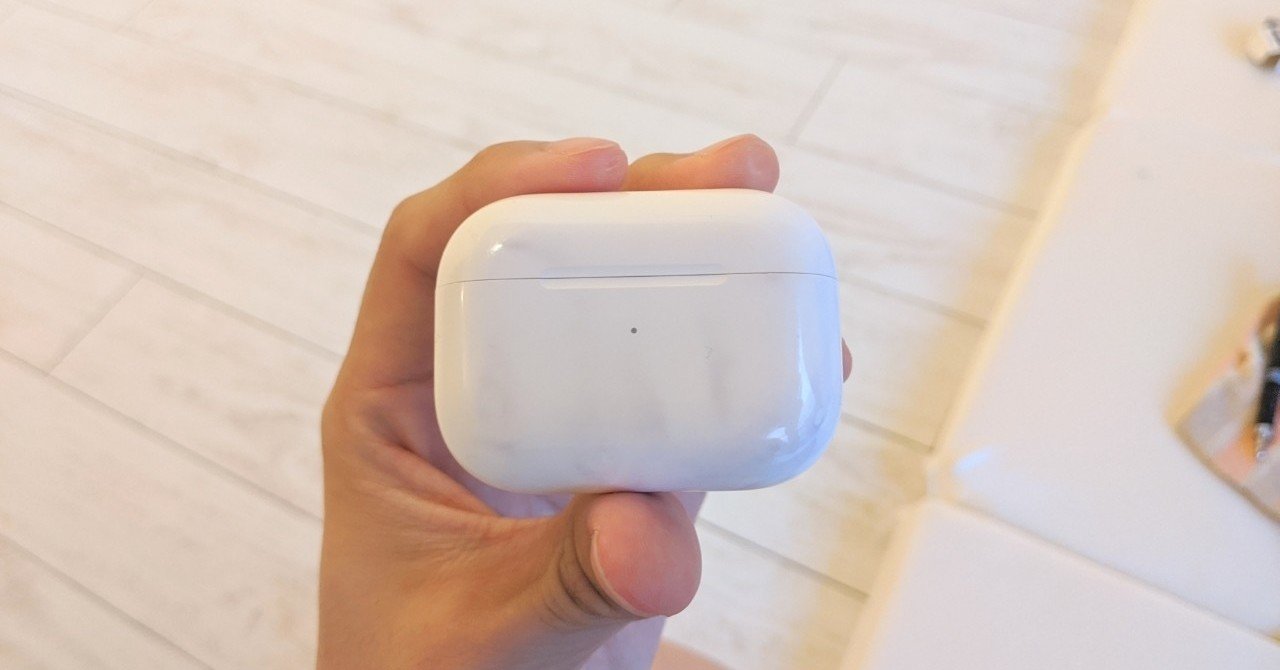 AirPods本体 汚れが少し目立ちます 洗えば落ちます入れ物はついてません AirPodsの黒い汚れを防ぐ便利アイテムと日常的なお手入れ方法