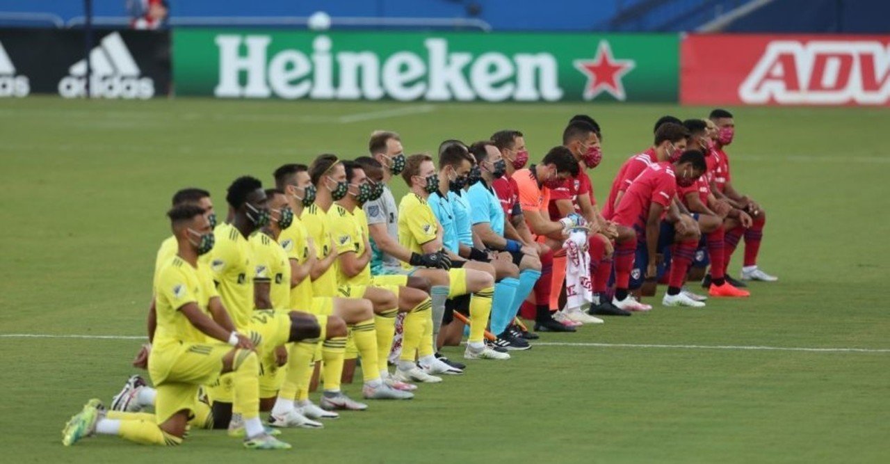 これぞアメリカ Blm黒人差別に反対して跪くサッカー選手に観客がブーイング Usa アメリカからこんにちは Note