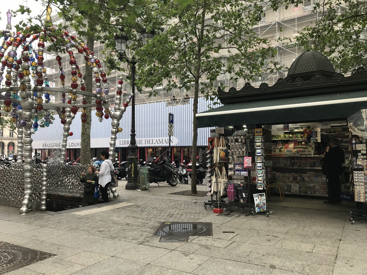 夜遊び人たちのキオスク ジャン・ミシェル・オトニエル作の駅｜村山