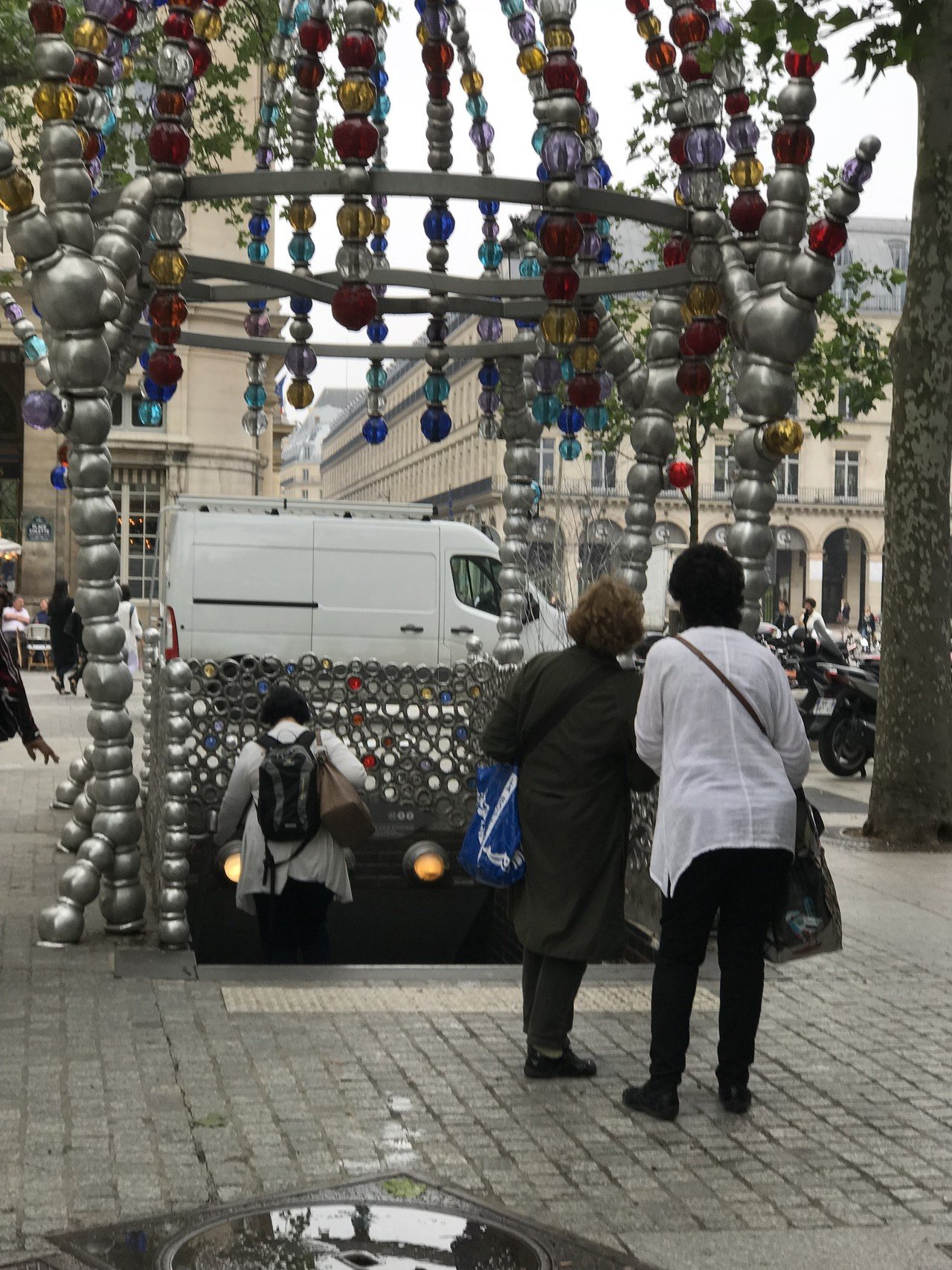 夜遊び人たちのキオスク ジャン・ミシェル・オトニエル作の駅｜村山