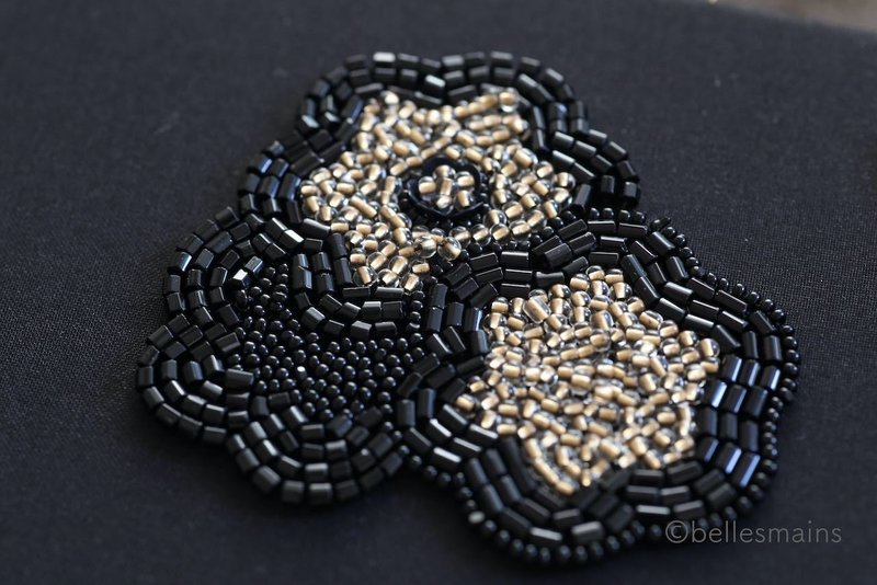 オートクチュール刺繍 ブラックとゴールドの花 Belles Mains Note オートクチュール刺繍 ブラックとゴールドの花 Belles Mains Note