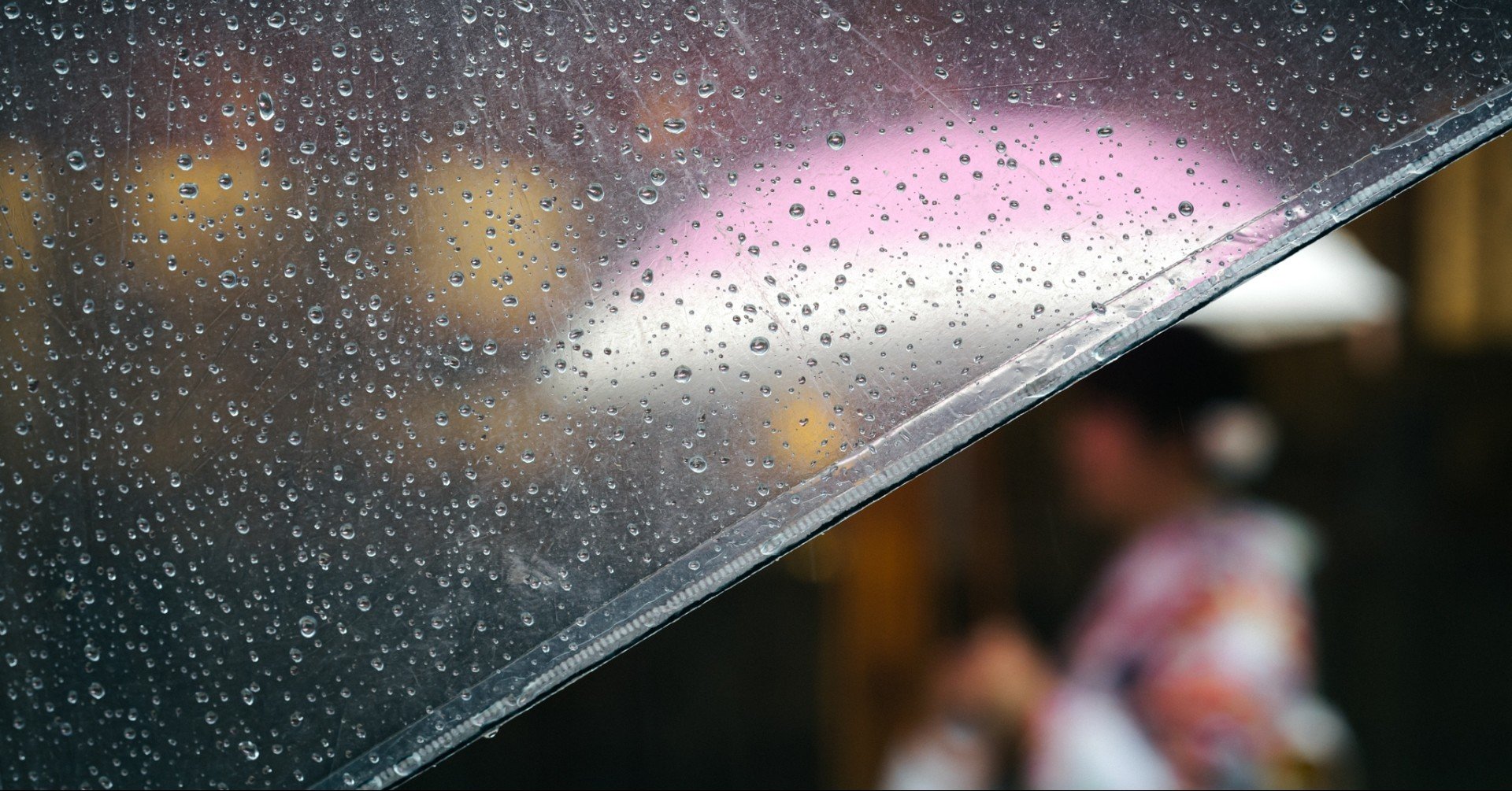 雨の日、金沢の茶屋街にて。｜吉岡栄一