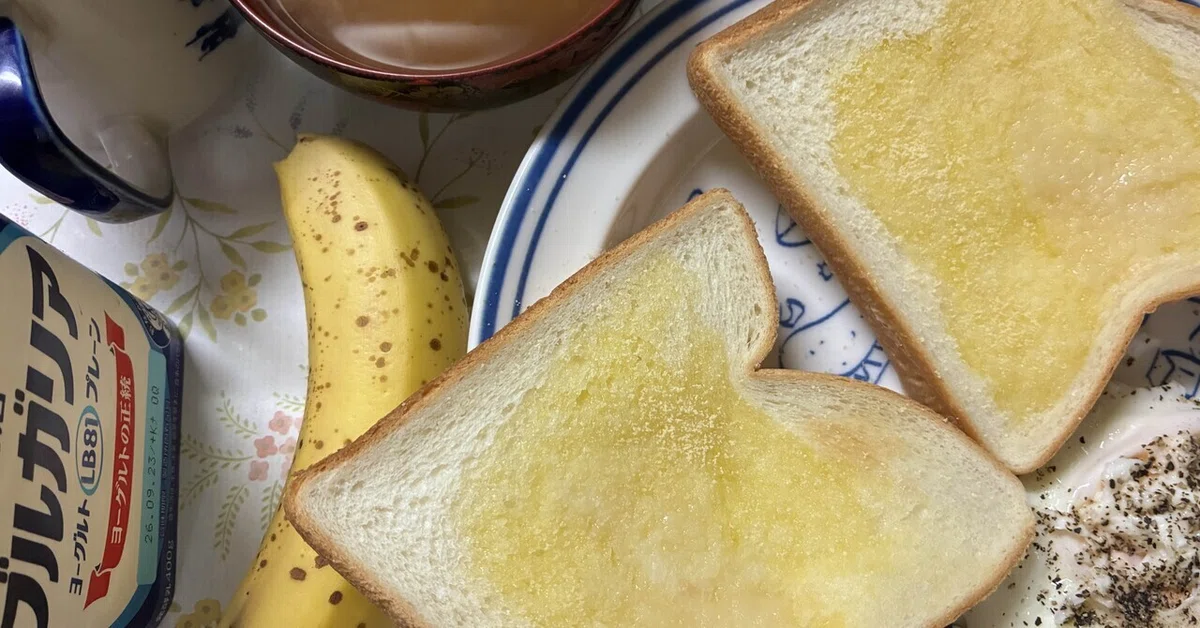 [Today's Breakfast] Garlic toast, fried egg, banana 🍌, seaweed miso ...