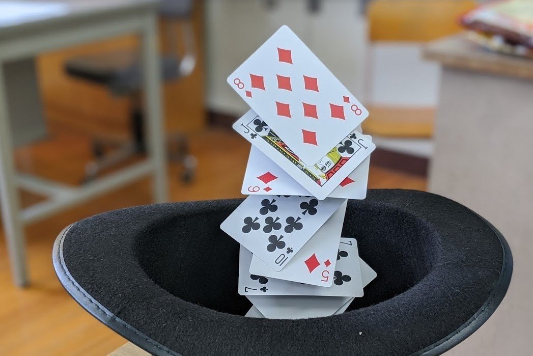 不思議なハット☆トランプ トランプを出すのに向かない右手」2020年8月14日の日記｜品田遊（ダ