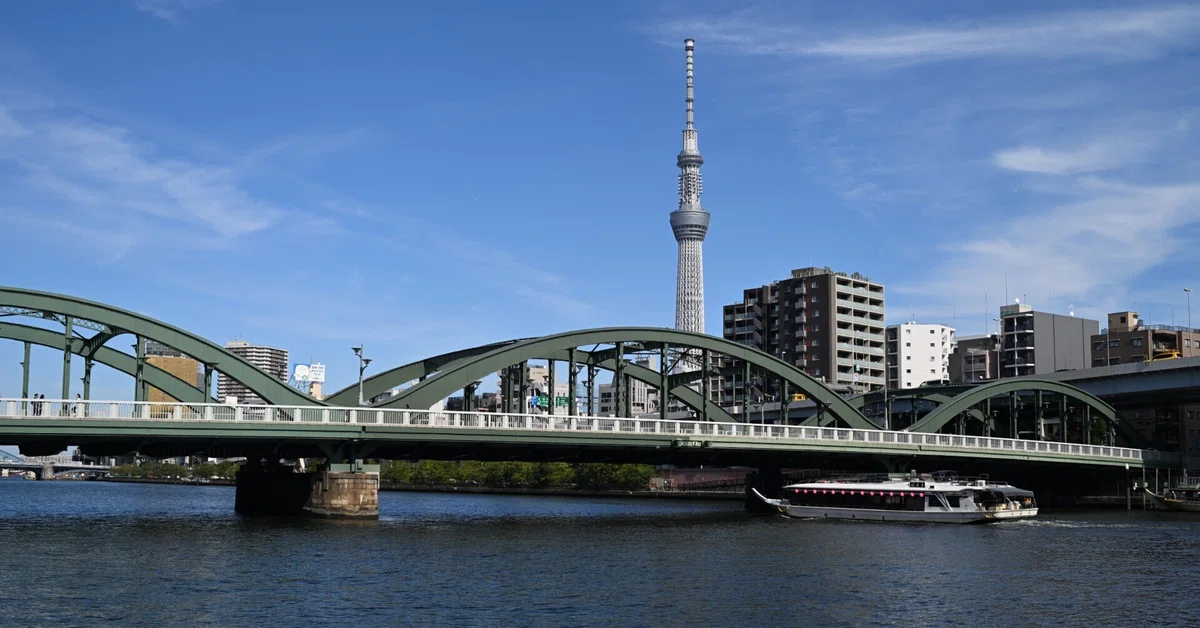 The 'Ryoma' racing across the Great River and the Sobu Line. Walking ...