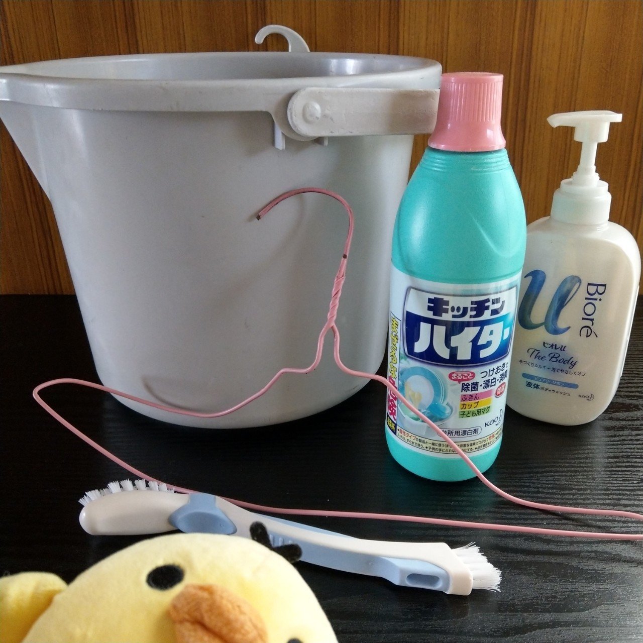 黄ばんだ白スニーカーを塩素系漂白剤に漬け込む ふわほワークス Note 黄ばんだ白スニーカーを塩素系漂白剤に漬け込む ふわほワークス Note