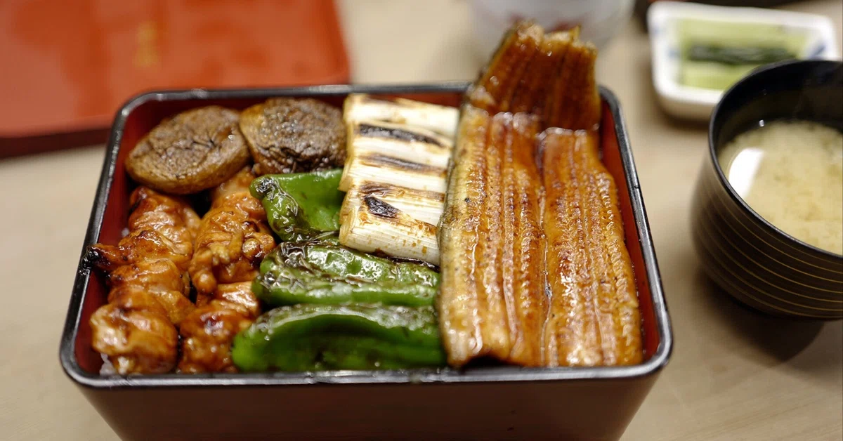 Yoshino in Oku-Shibu. Choosing the Oju (lacquered box) for lunch today ...