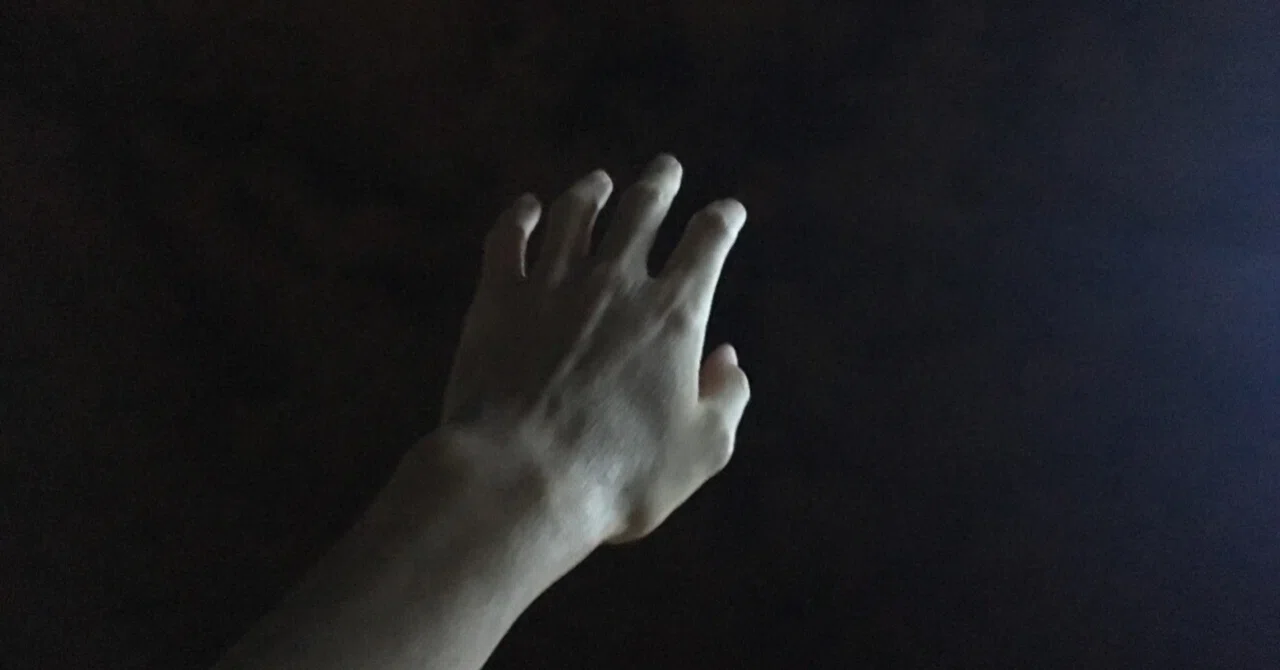 The dark tunnel ahead continues like an infinite vortex｜おぐりん|心の探求note