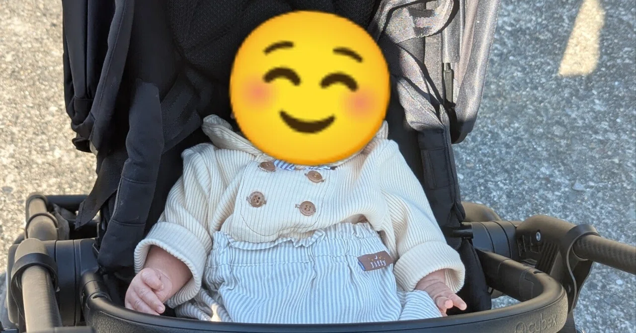 [Parenting Struggle Diary] First stroller and liquid milk. A small ...