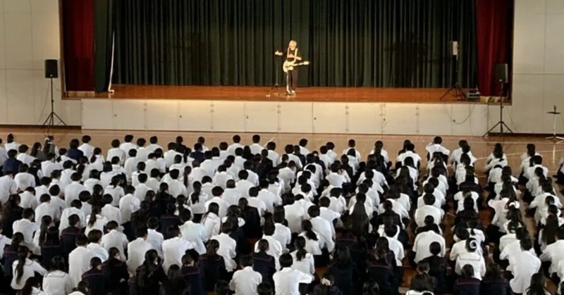 【〈人権講演会〉音楽と熱いメッセージで届ける「諦めない心と仲間への思いやり」】海南高校海南校舎