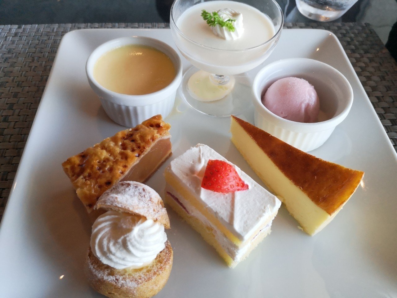 皇居を眺めながらオーダーケーキバイキング どこにも行けないお盆の遊び こんたぬ Note 皇居を眺めながらオーダーケーキバイキング どこにも行けないお盆の遊び こんたぬ Note