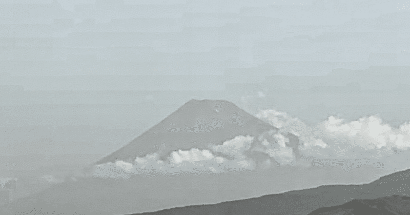 雲海に凛と聳えて墨の富士