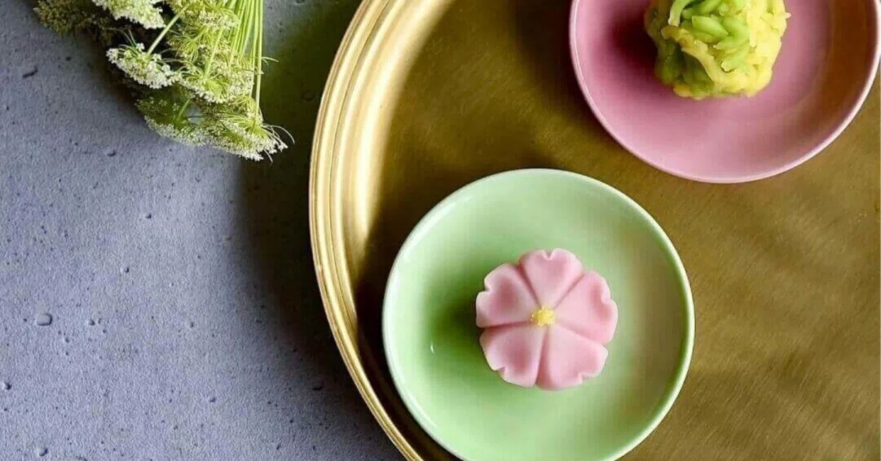 Kuromoji for Fuchidaka, Hands for Higashi: Etiquette for Receiving ...