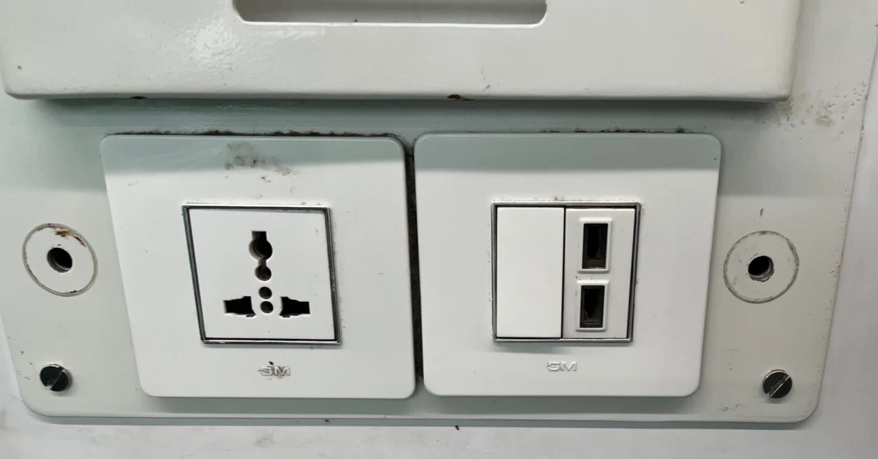 Power Outlet Situation in India for Minimalist Travelers｜いちたび / ICHITABI