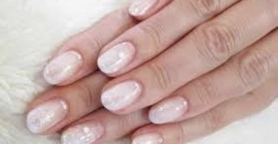 白いネイル Ami Kobayashi Note