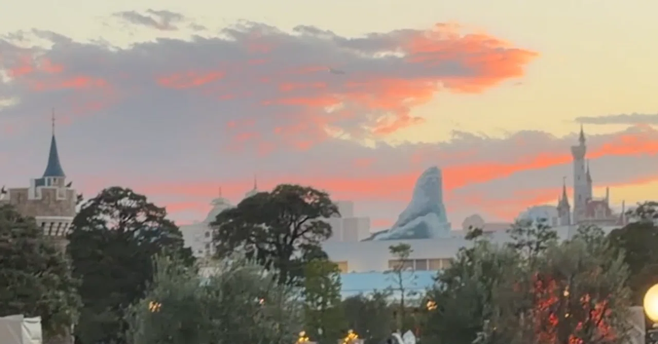 All parades were canceled. But, Disneyland at dusk was wonderful.｜南国暮らしの寄り道